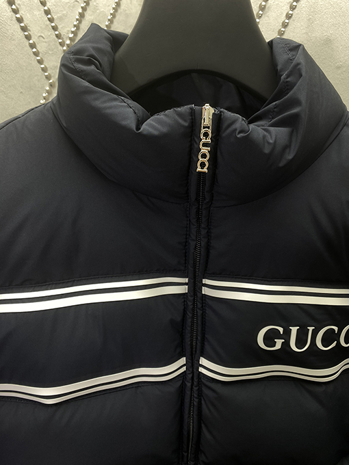 グッチ 新しい Gucci ロゴのダウンジャケット