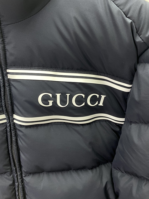 グッチ 新しい Gucci ロゴのダウンジャケット
