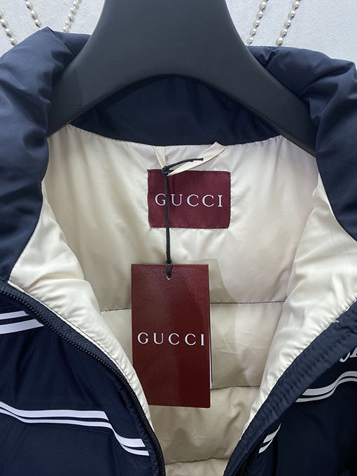 グッチ 新しい Gucci ロゴのダウンジャケット