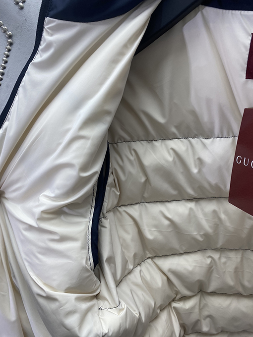 グッチ 新しい Gucci ロゴのダウンジャケット