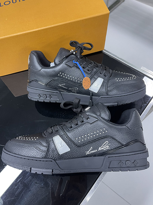 ルイヴィトンコピー  Trainer Sneaker 24FW 新しいリベットシリーズのスニーカー
