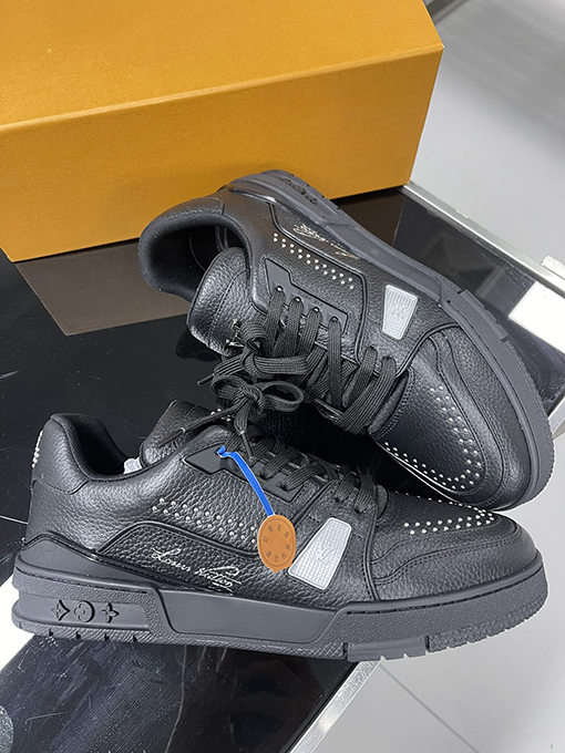 ルイヴィトンコピー  Trainer Sneaker 24FW 新しいリベットシリーズのスニーカー