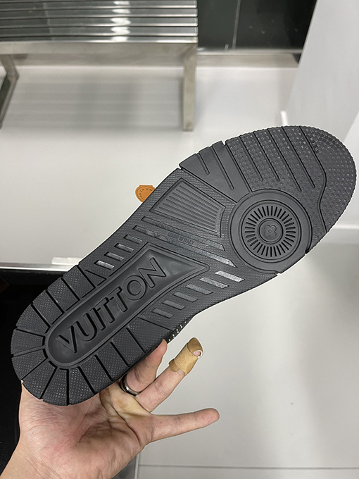 ルイヴィトンコピー  Trainer Sneaker 24FW 新しいリベットシリーズのスニーカー
