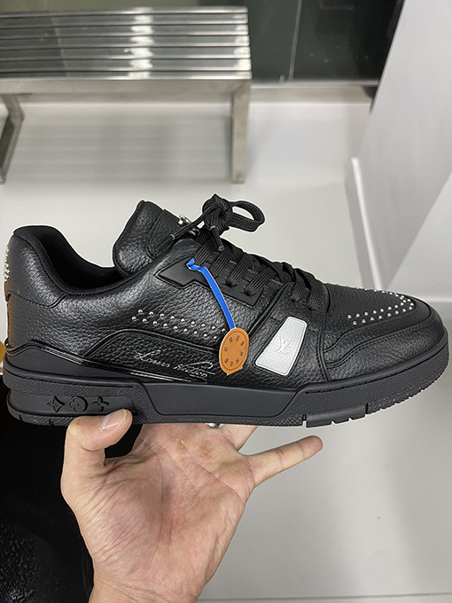 ルイヴィトンコピー  Trainer Sneaker 24FW 新しいリベットシリーズのスニーカー