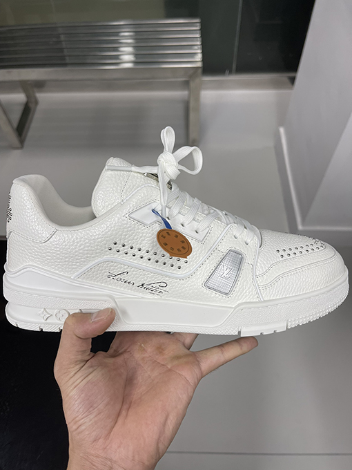 ルイヴィトンコピー  Trainer Sneaker 24FW 新しいリベットシリーズのスニーカー