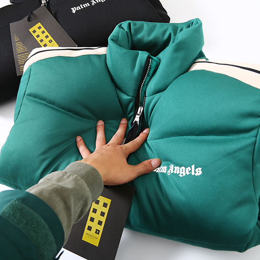 Moncler x Palm Angelsコピー ロゴカラーバー刺繍ロゴダウンジャケット