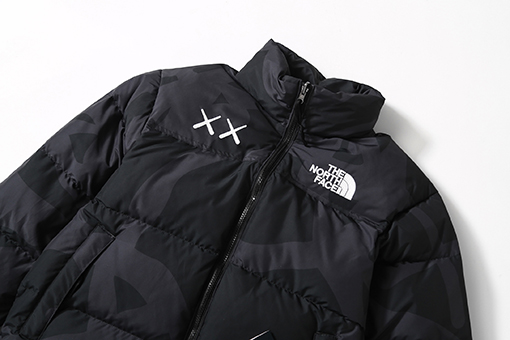 The North Face x Kaws コラボレーションのアメリカ版ダウンジャケット