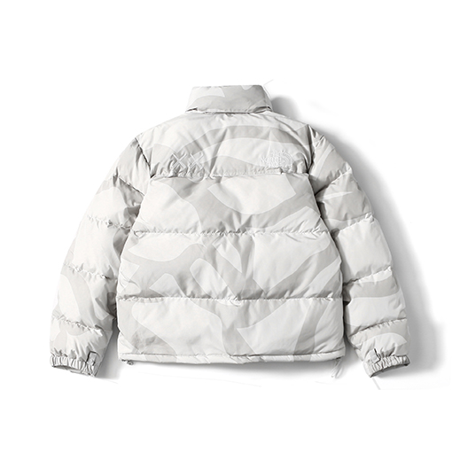 The North Face x Kaws コラボレーションのアメリカ版ダウンジャケット