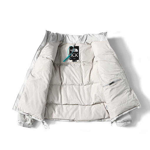 The North Face x Kaws コラボレーションのアメリカ版ダウンジャケット