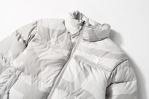 The North Face x Kaws コラボレーションのアメリカ版ダウンジャケット