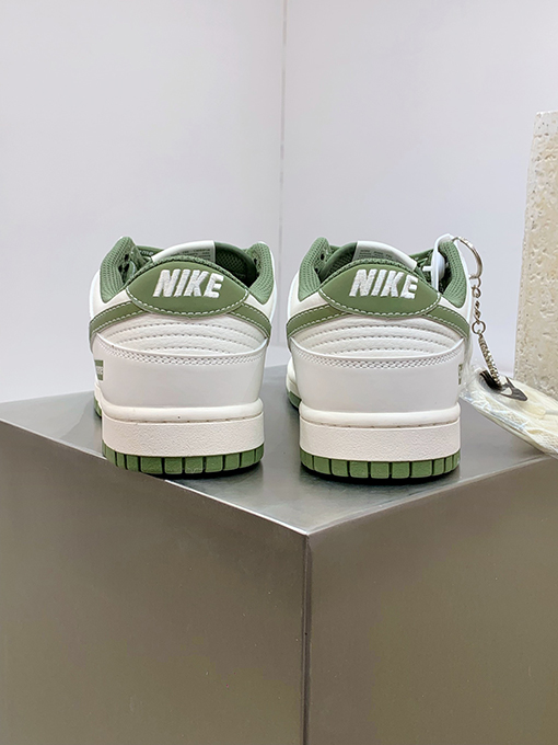 ナイキXシュプリームコピー  NIKE SB Dunk Low スニーカー