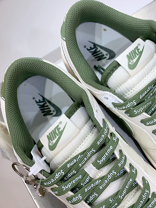 ナイキXシュプリームコピー  NIKE SB Dunk Low スニーカー