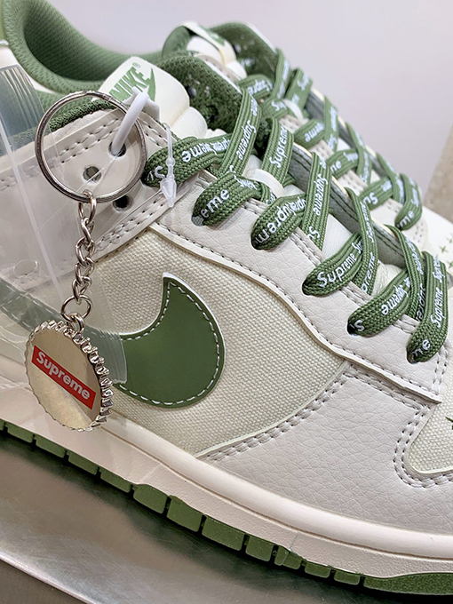 ナイキXシュプリームコピー  NIKE SB Dunk Low スニーカー