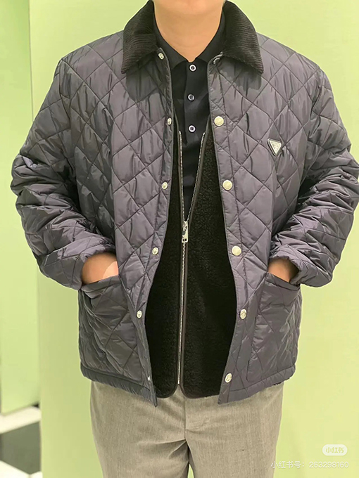 プラダスーパーコピー 新しい三角マーク菱格コーデュロイ襟綿服コート