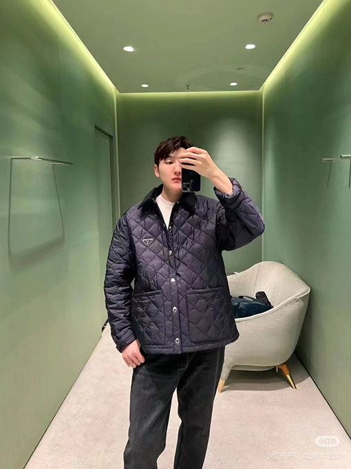 プラダスーパーコピー 新しい三角マーク菱格コーデュロイ襟綿服コート