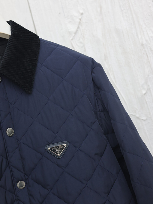 プラダスーパーコピー 新しい三角マーク菱格コーデュロイ襟綿服コート