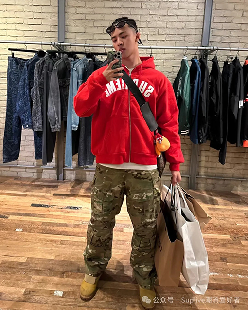 シュプリーム スーパーコピー SUPREME ステッカー付きフリースパーカー
