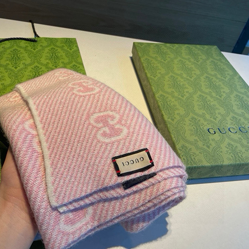 グッチ 新しい金銀糸ニットマフラー
