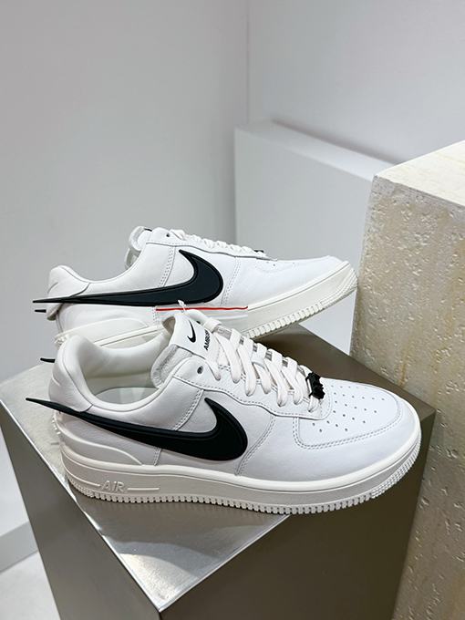 ナイキ  AMBUSH x Nike Air Force ローカットのカジュアルスポーツシューズ