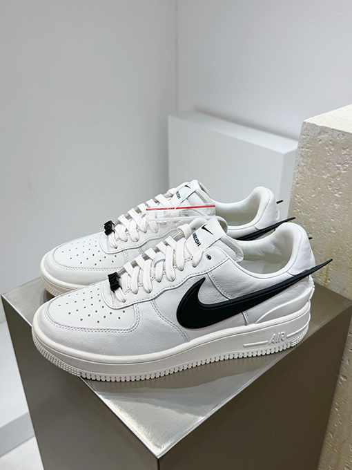 ナイキ  AMBUSH x Nike Air Force ローカットのカジュアルスポーツシューズ