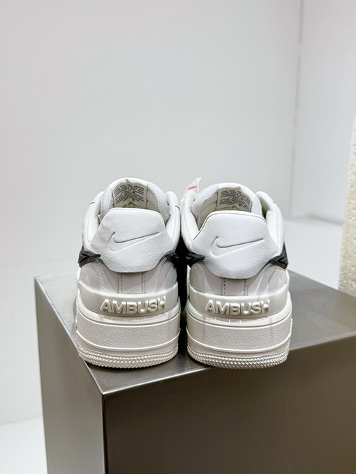 ナイキ  AMBUSH x Nike Air Force ローカットのカジュアルスポーツシューズ