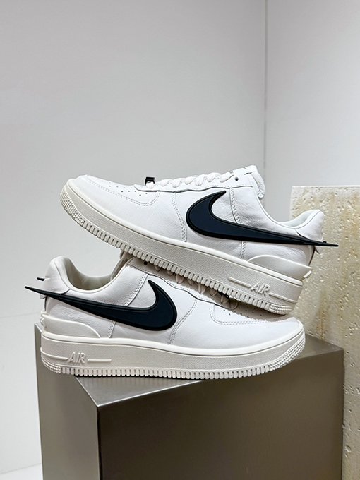 ナイキ  AMBUSH x Nike Air Force ローカットのカジュアルスポーツシューズ