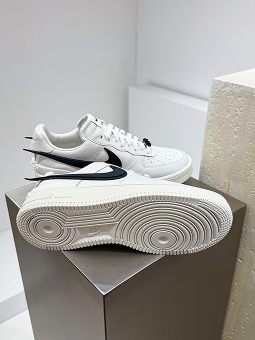 ナイキ  AMBUSH x Nike Air Force ローカットのカジュアルスポーツシューズ