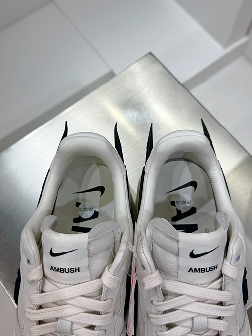 ナイキ  AMBUSH x Nike Air Force ローカットのカジュアルスポーツシューズ