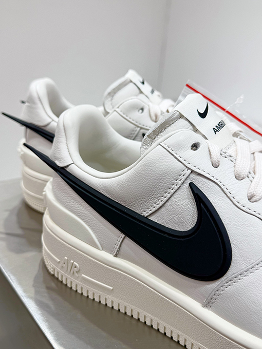 ナイキ  AMBUSH x Nike Air Force ローカットのカジュアルスポーツシューズ