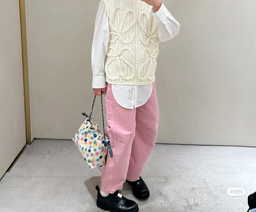 ロエベスーパーコピー レディース ピンクのジーンズ
