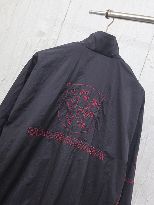 バレンシアガ 24Fw 新しい刺繍マンネリの突撃服