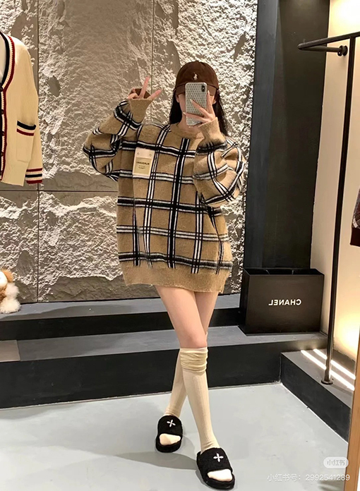 バーバリー クラシックなチェック柄のカシミヤクルーネックセーター