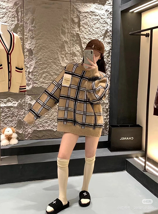 バーバリー クラシックなチェック柄のカシミヤクルーネックセーター