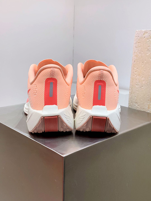 ナイキNike Pegasus Plusスニーカー