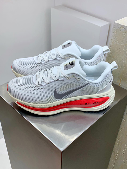 ナイキスーパーコピーNike VOMERO 18 ローカットランニングシューズ