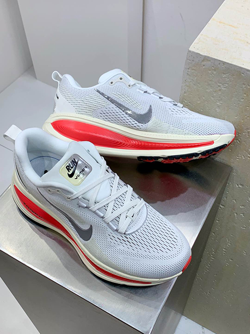 ナイキスーパーコピーNike VOMERO 18 ローカットランニングシューズ