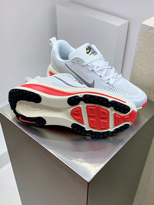 ナイキスーパーコピーNike VOMERO 18 ローカットランニングシューズ