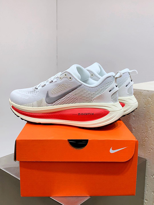 ナイキスーパーコピーNike VOMERO 18 ローカットランニングシューズ