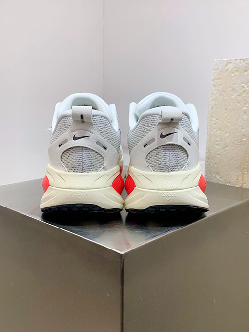ナイキスーパーコピーNike VOMERO 18 ローカットランニングシューズ