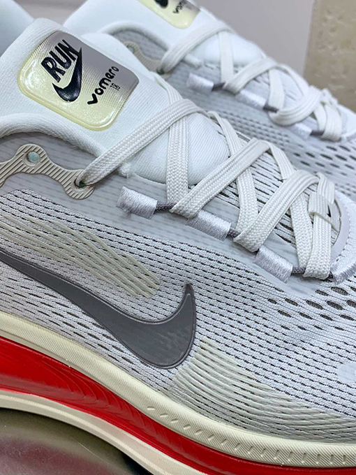 ナイキスーパーコピーNike VOMERO 18 ローカットランニングシューズ