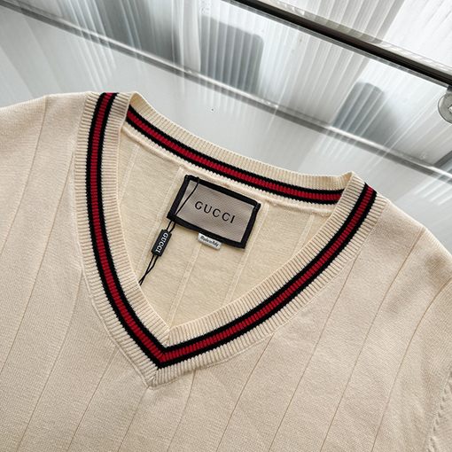 グッチ GUCCIVネックの新セーター