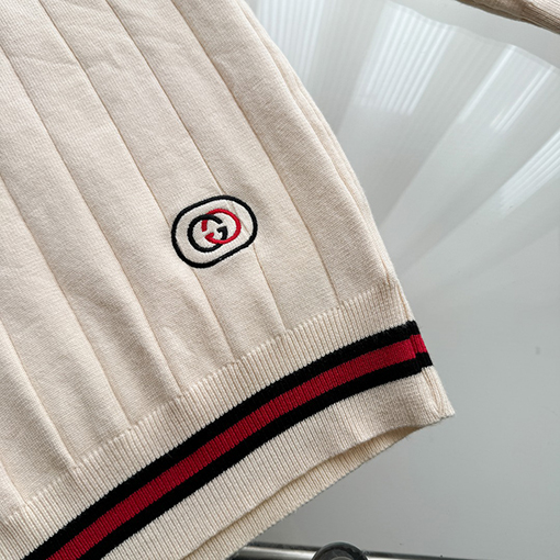 グッチ GUCCIVネックの新セーター