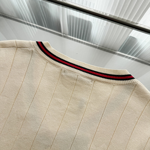 グッチ GUCCIVネックの新セーター