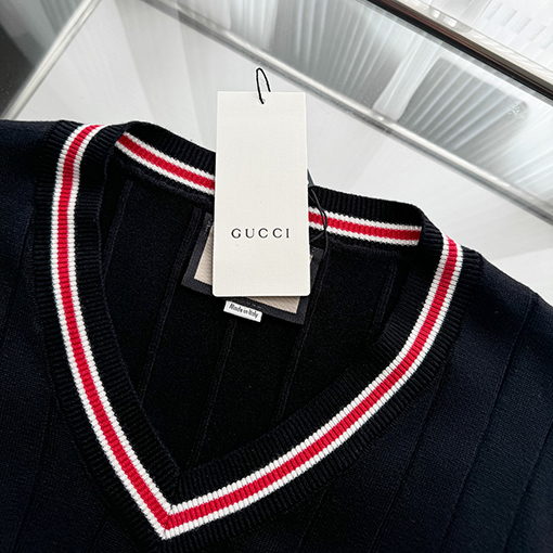 グッチ GUCCIVネックの新セーター