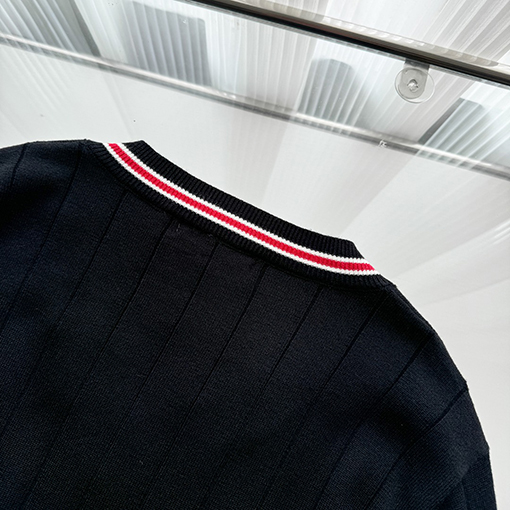 グッチ GUCCIVネックの新セーター