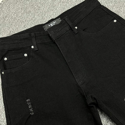 アミリ 黒いホットドリル黒い牛の穴のジーンズ