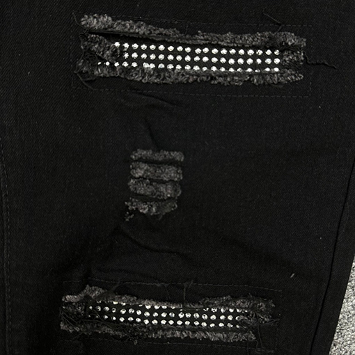 アミリ 黒いホットドリル黒い牛の穴のジーンズ