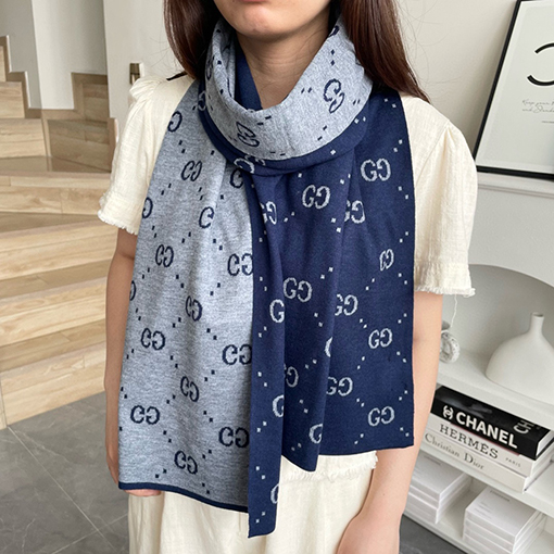 グッチニットとカシミヤのスカーフ