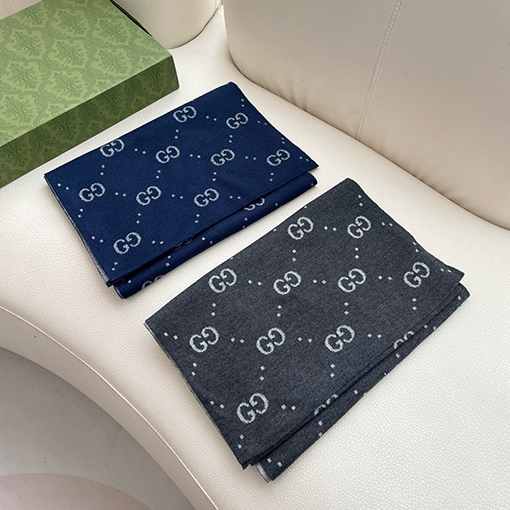 グッチニットとカシミヤのスカーフ