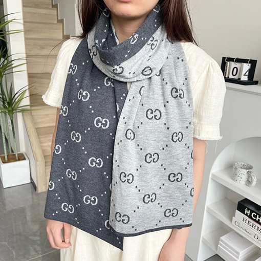 グッチニットとカシミヤのスカーフ